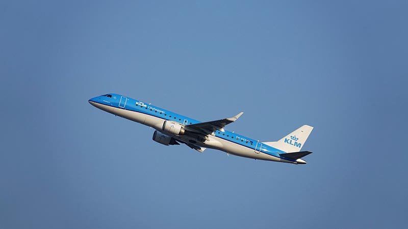 KLM stelt gezichtsbescherming verplicht: 'Sjaal ook goed'